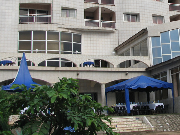 Salle de banquets 250 Places à Yaoundé Tropicana Salle de banquets 250 Places à Yaoundé Tropicana
