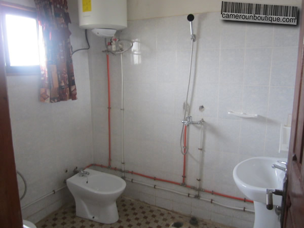 Salle de bain studio meublé à Odza Yaoundé